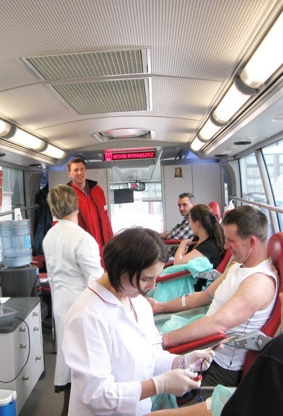 Krew pobierana była w specjalnie do tego przystosowanym autobusie PCK. W akcji pomagało kilka pielęgniarek oraz lekarz