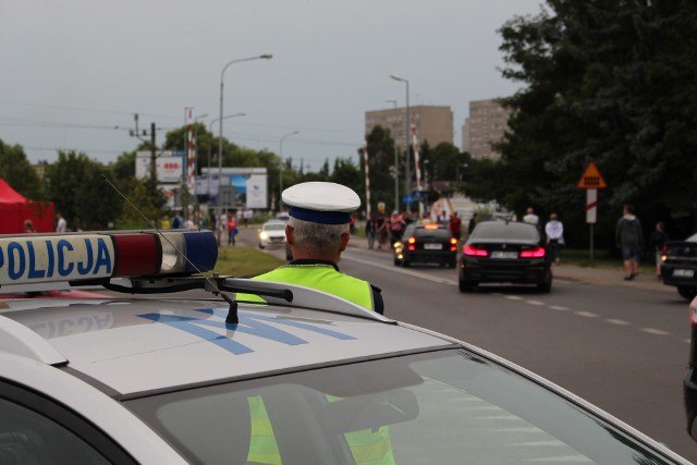 Policjanci oraz funkcjonariusze innych służb odpowiedzialnych za bezpieczeństwo, w ramach policyjnej operacji w Kołobrzegu oraz na drogach dojazdowych.