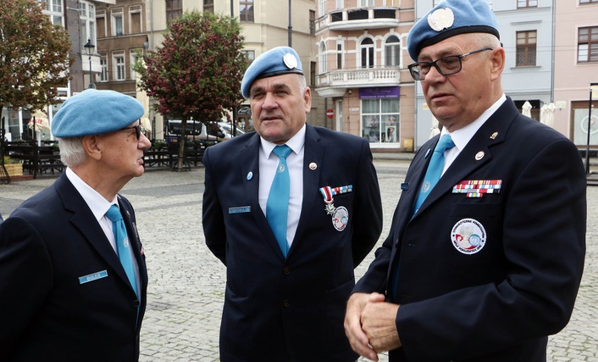 Na rynku w Grudziądzu weterani Misji Pokojowych ONZ złożyli...