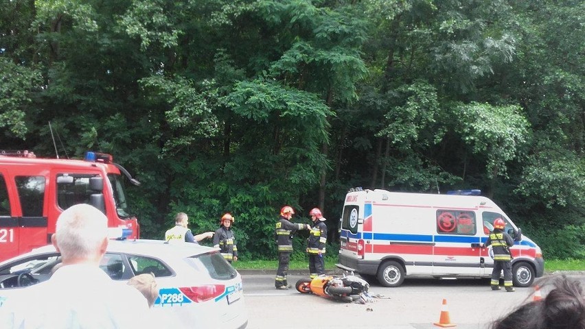 Groźny wypadek w Jastrzębiu. Motorowerzysta trafił do...