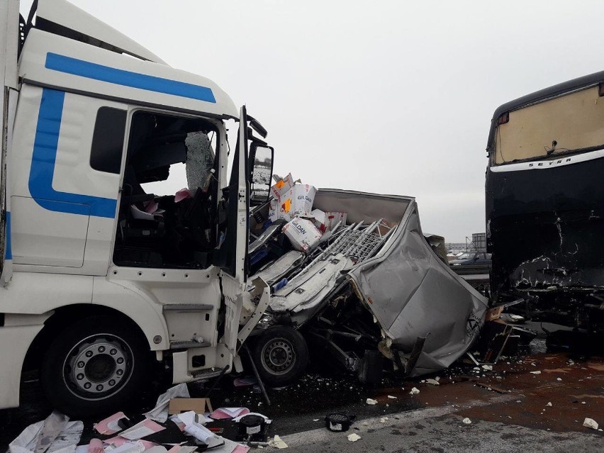 Wypadek na DK 1 koło Radomska. Ciężarówka zderzyła się z busem. Ranni [ZDJĘCIA]