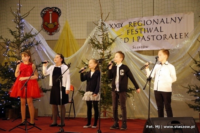 XXIX Regionalny Festiwal Kolęd i Pastorałek w Staszowie. To była prawdziwa uczta muzyczna i hołd dla tradycji [ZDJĘCIA]
