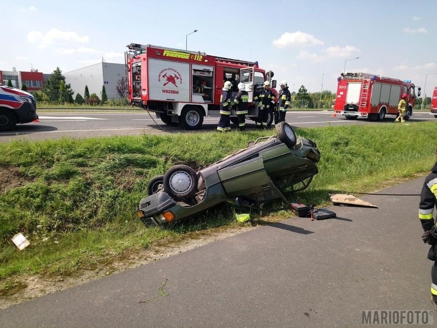 Dachowanie w Karczowie na DK 94. Kierowca trafił do szpitala. Przyczyną zasłabnięcie