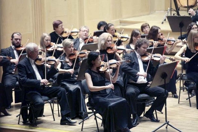 Żeby się dopasować do mniejszego budżetu, trzeba by zwolnić 38 osób. Orkiestra, w tej chwili złożona z 83 muzyków, po takich "cięciach&#8221; straciłaby charakter symfoniczny.