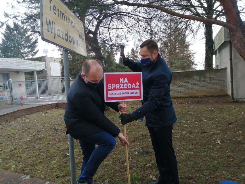 Posłowie KO, Marek Sowa i Aleksander Miszalski, przed bazą...