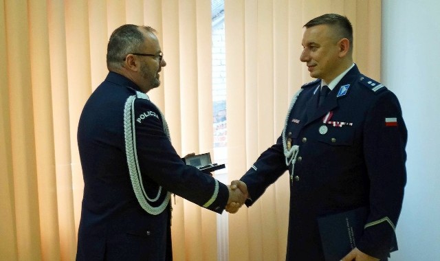 Na zdjęciu od lewej: komendant wojewódzki Waldemar Wołowiec i nowy komendant policji w Przysusze Michał Pawliński.