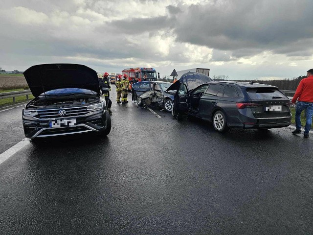 W tym wypadku na A1 w Bąkowie zderzyły się trzy auta osobowe i jedno ciężarowe