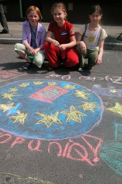 Namalowałyśmy wszystkie możliwe symbole europejskie - prezentowały swoje dzieło (od lewej): Karolina Błaszczyk, Kasia Macocha i Paulina Radzioch.