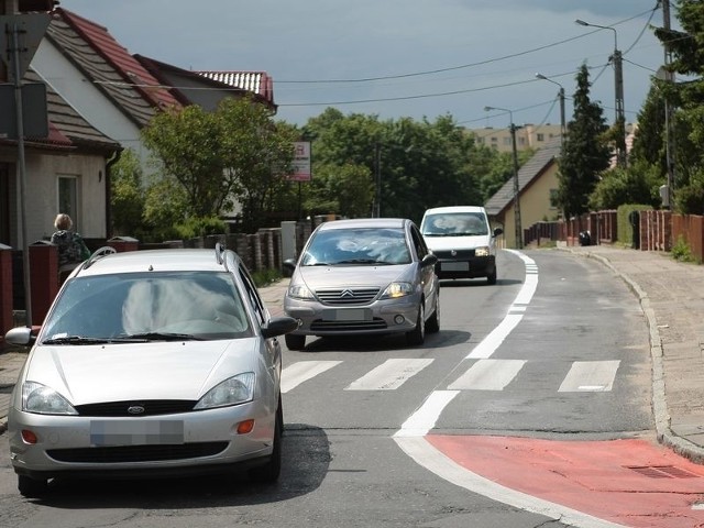 Przy ulicach Chodkiewicza i Żółkiewskiego nie mogą już stać samochody mieszkańców. Teraz w tym miejscu jest droga dla rowerzystów.  