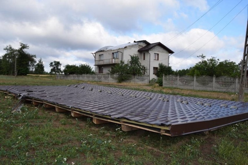 Zerwany dach domu we wsi Małe Wędoły, 21.06.2018