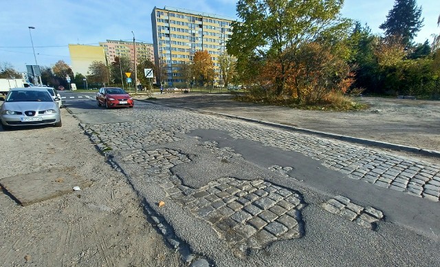 Prezydent Wrocławia chętnie nagrywa się i pokazuje w mediach społecznościowych na tle inwestycji drogowych, gdzie powstają np. tory tramwajowe, ścieżki rowerowe lub malowane są buspasy. Są jednak ulice, z których nieprędko zobaczymy prezydenckie relacje. To ulice, które od lat nie mogą doczekać się remontu. Część z nich jest co jakiś czas "reanimowana" plackami asfaltu, które, nakładając się na siebie, tworzą jeszcze większy tor przeszkód. Na długiej liście są zarówno główne i ważne w miejskim układzie komunikacyjnym drogi, jak i te mniejsze, ale często niezwykle ważne dla lokalnej społeczności. Niektóre z nich tak naprawdę już dawno powinny zostać zamknięte dla ruchu, bo są niebezpieczne.Dziurawe jezdnie to nie tylko krótsze życie zawieszenia aut, lecz także bezpośrednie zagrożenie w ruchu drogowym, mogące doprowadzić do niebezpiecznych wypadków.Choć stworzona na podstawie sygnałów od naszych Czytelników lista już jest wstydliwie długa, to i tak z pewnością można jeszcze dopisać do niej kolejne ulice, których stan nawierzchni jest co najmniej niekomfortowy.Zobaczcie, które ulice we Wrocławiu wymagają pilnego remontu. Do kolejnych zdjęć można przejść za pomocą strzałek lub gestów.