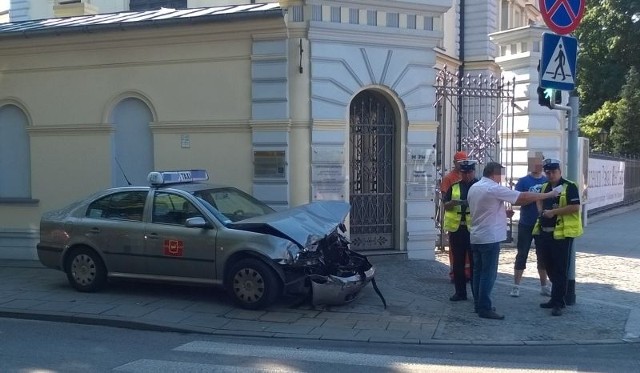 W wyniku zderzenia w taksówce został uszkodzony przód.