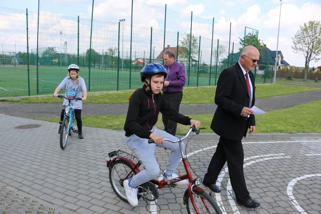 Siedem drużyn ze szkół podstawowych i sześć gimnazjalnych walczyło podczas kolejnej edycji Okręgowego Turnieju Bezpieczeństwa w Ruchu Drogowym. Po raz kolejny najlepsze drużyny ze szkół z byłego województwa włocławskiego spotkały się w Tłuchowie, to tu od kilku lat organizowane są eliminacje.- Znakomite przygotowanie. Jest miejsce na tor, miasteczko ruchu drogowego i zaplecze oraz pomoc nauczycieli - mówi Marcin Dyoniziak z włocławskiego WORD.W kategorii szkół podstawowych wystąpiły czteroosobowe ekipy z Radomic i Tłuchowa. Uczniowie z gminy Lipno wygrali eliminacje powiatowe, gospodarze turnieju mogli wystawić swoją drużynę. W kategorii gimnazjum wystąpili tylko uczniowie z Radomic.Walka o podium i nagrody nie tylko od WORD, PZM, ale także o te ufundowane przez gminę Tłuchowo, była ciężka. W kategorii szkół podstawowych najlepsi byli uczniowie ze szkoły w Więsławicach, drugie miejsce zajęła grupa z Radomic, a trzecie z Radziejowa. Przedstawiciele z Tłuchowa zdobyli czwartą lokatę. Wśród gimnazjalistów najlepsi byli uczniowie z Grabkowa. Drugie miejsce wywalczyła grupa z Radomic, a trzecie z Radzików Dużych. Po dwie najlepsze drużyny wyjadą na eliminacje wojewódzkie. Organizatorami była policja, WORD, PZM i gmina Tłuchowo. Więcej w "Tygodniku Lipnowskim". INFO Z POLSKI 18.05.2017 - przegląd najciekawszych informacji ostatnich dni w kraju