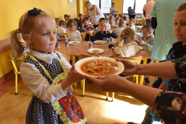 W stołówkach szkolnych także trzeba zachować dystans, więc nie zmieści się ich tylu uczniów, co wcześniej