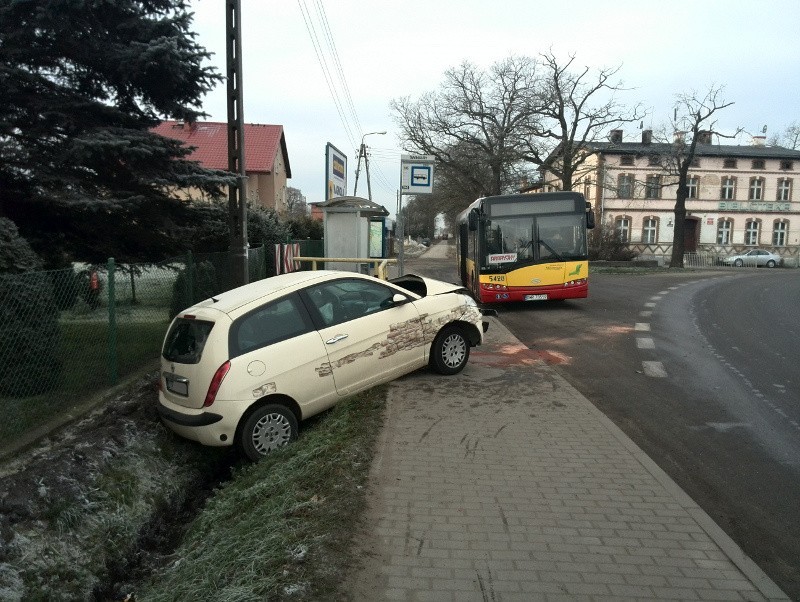 Wrocław: Wypadek na pętli. Samochód wypadł z drogi i uderzył w autobus (ZDJĘCIA)