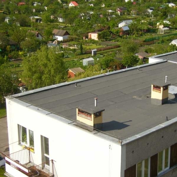 Taki dach to prawdziwy raj dla tarnobrzeskiej młodzieży lubującej się w kąpielach słonecznych na wysokości.