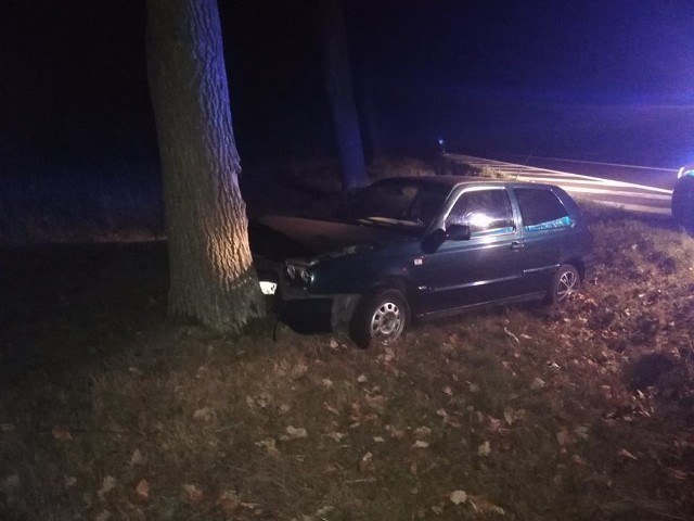 W niedziele w godzinach wieczornych na drodze krajowej nr. 6 w okolicach Rymania doszło do wypadku. Samochód marki golf uderzył w drzewo. Kierowca został ranny.