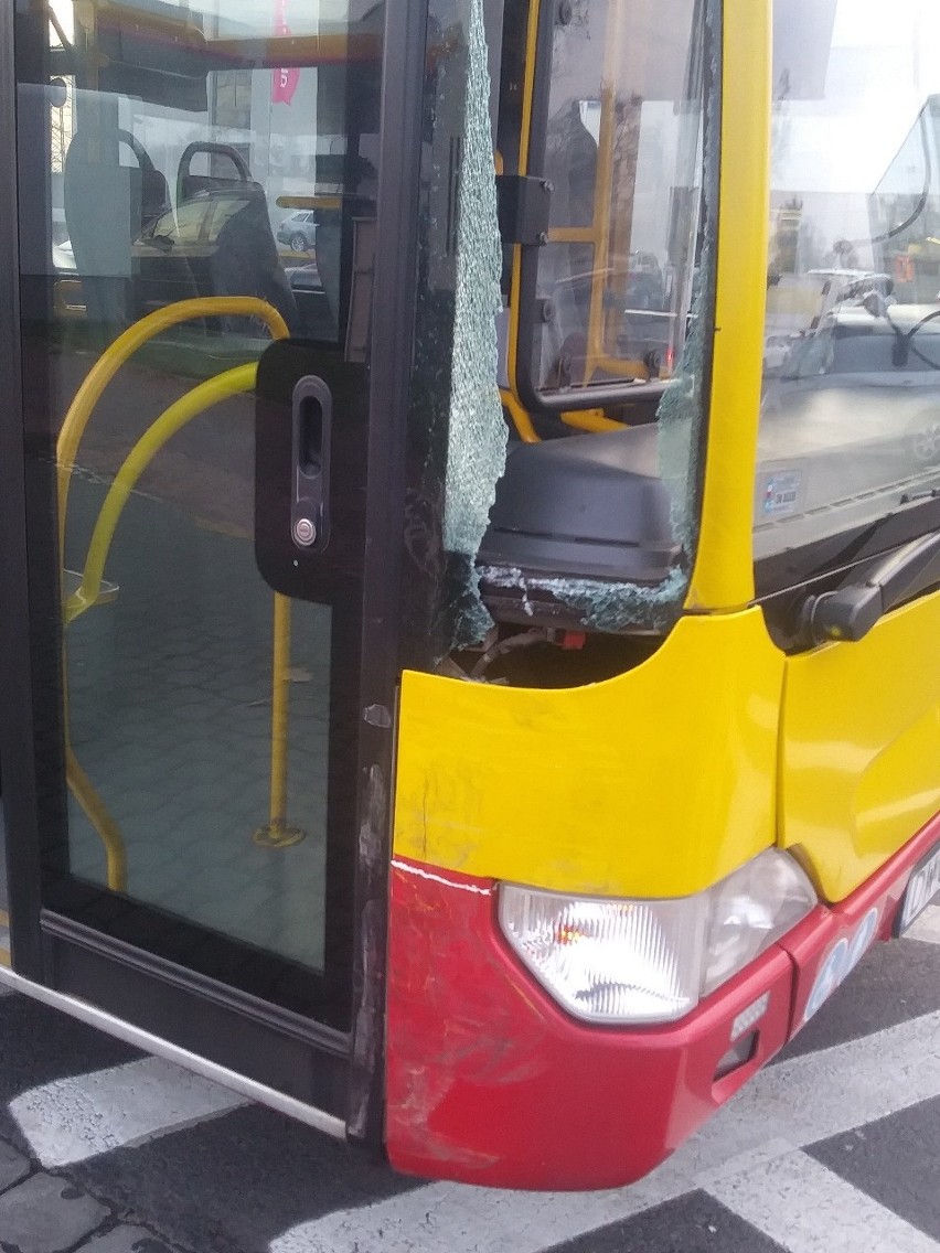 Wypadek na Brucknera. Autobus MPK zderzył się z oplem