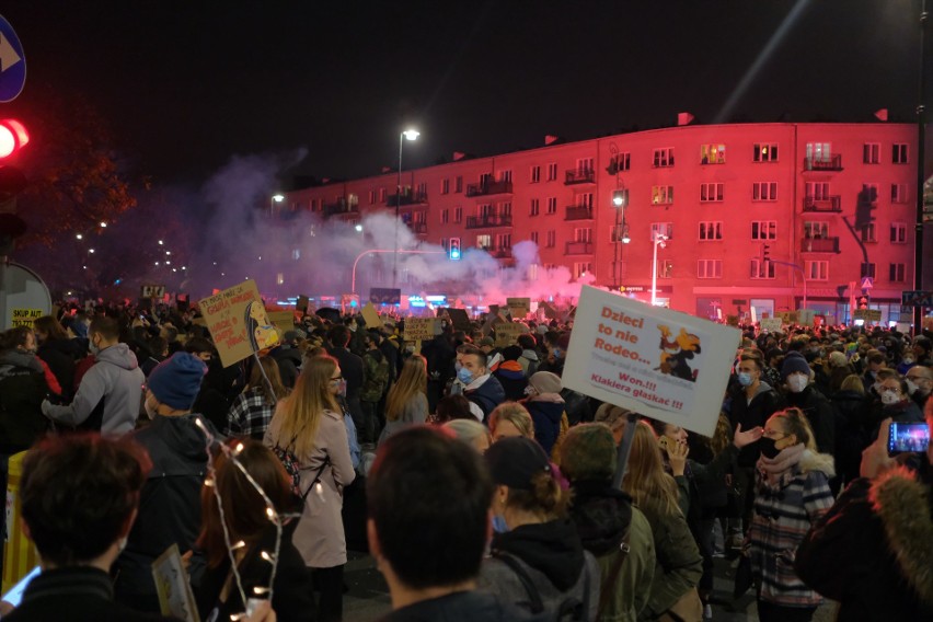 Strajk kobiet: Relacja i zdjęcia. Wielki protest w Warszawie, tysiące ludzi przed domem Kaczyńskiego, ataki na demonstrantów