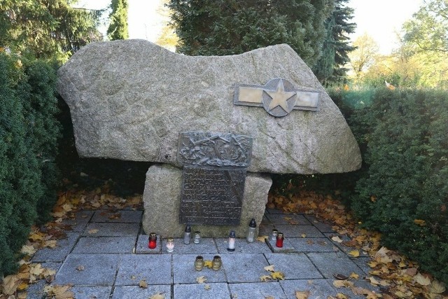 Pomnik tzw. amerykańskich lotników w Szczecinku. Przed pomnikiem do dziś odbywają się oficjalne uroczystości.