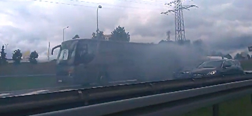 Pożar autobusu na obwodnicy Trójmiasta. Jechały nim dzieci w wieku 3-4 lata [WIDEO]