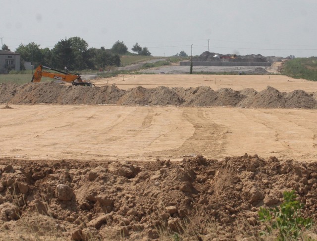 W niektórych miejscach trwa budowa przepustów wodnych i odwodnień trasy.