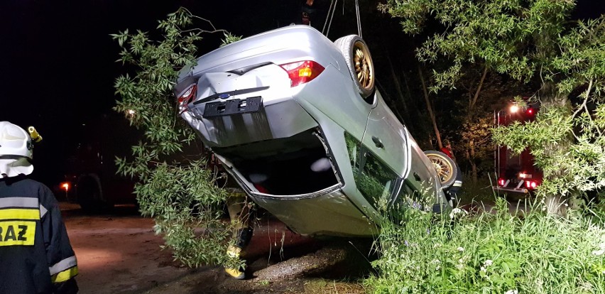 Wypadek w Rabie Wyżnej. Dachowali i wpadli autem do głębokiego wąwozu [ZDJĘCIA]