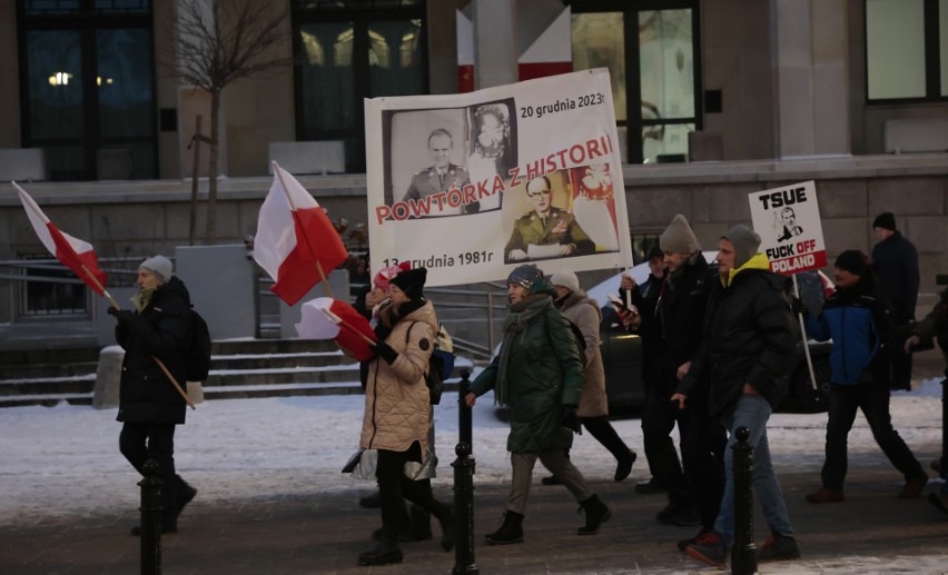 Protest wolnych Polaków przeszedł ulicami Warszawy