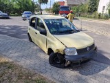 Wypadek w Pępicach. Fiat Panda uderzył w ogrodzenie, a następnie dachował [ZDJĘCIA]