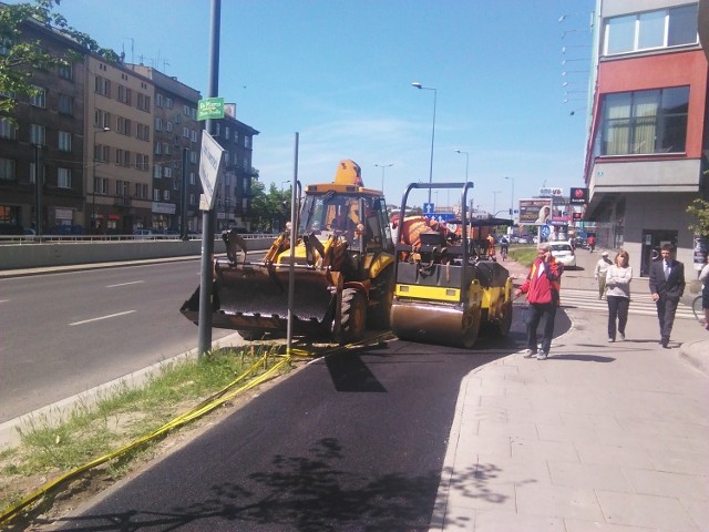 Kładą brakujący fragment asfaltu na ścieżce rowerowej na ulicy Mogilskiej