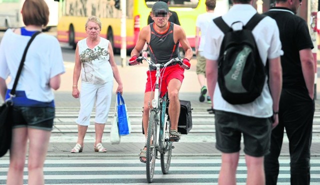 Po pasach dla pieszych i na czerwonym świetle? Ten wrocławski rowerzysta nikogo się nie boi. I nie jest wyjątkiem