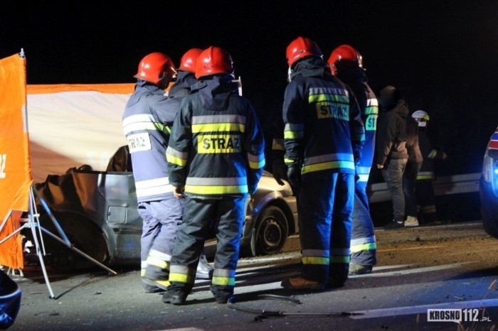 Wypadek w Rogach w powiecie krośnieńskim. W zderzeniu dostawczego mercedesa z fiatem cinquecento zginęły dwie osoby
