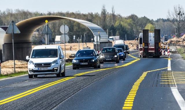 Na niektórych odcinkach S5 w województwie praca idzie jak krew z nosa. Ale GDDKiA na razie nie zdradza, jakie podejmie kroki wobec wykonawców.