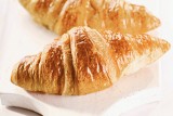 Chrupiące croissanty prosto z Francji. Przepis na wypiek z serialu „Emily w Paryżu”. Zobacz, jak stworzyć perfekcyjne śniadanie