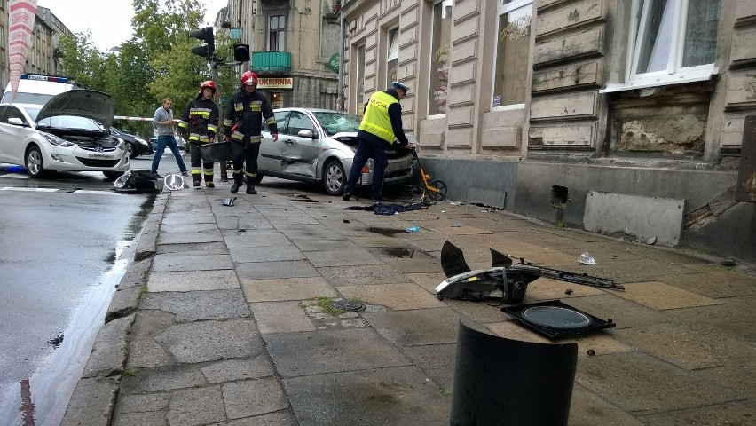 Wypadek na ul. Żeromskiego. Samochód uderzył w budynek [zdjęcia, FILM]
