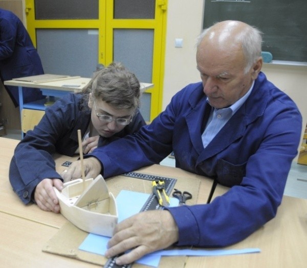 W Szkole Przysposabiającej do Pracy pod okiem Janusza Wiśniaka  uczniowie robili przyborniki na biurko w kształcie łodzi.