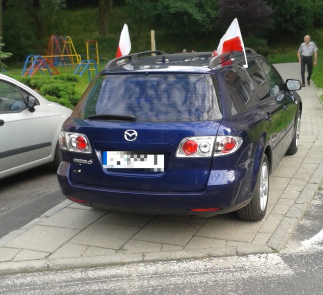 Tak zaparkował swój piękny samochód autodrań na ul. Władysława IV w Zielonej Górze w poniedziałek 27 czerwca.