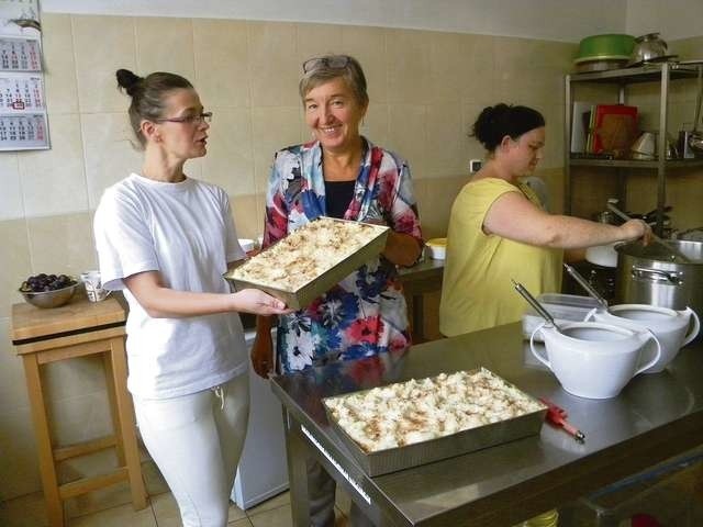 Dorota Kurowska z dumą pokazuje przedszkolną kuchnię, w której znakomite kucharki przygotowują jadło najwyższej jakości