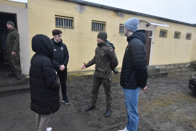 Na toruńskim poligonie odbyło się w sobotę szkolenie "Trenuj z wojskiem". W zajęciach już po raz kolejny wzięli udział toruńscy sportowcy - tym razem byli to koszykarze Arriva Twardych Pierników.