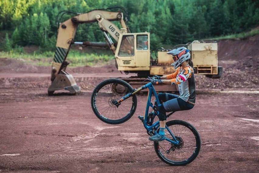 Pochodząca z Kielc Katarzyna Burek odnosi sukcesy w kolarstwie. Ostatnio zadebiutowała w Pucharze Świata enduro [ZDJĘCIA]