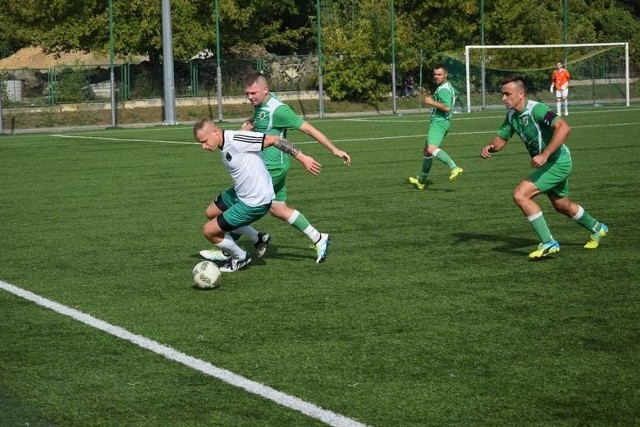 W sobotę piłkarze Powiślanki Lipsko (w zielonych strojach) mierzyli się w hicie 9. kolejki Campeon.pl Ligi Okręgowej z Drogowcem Jedlińsk.