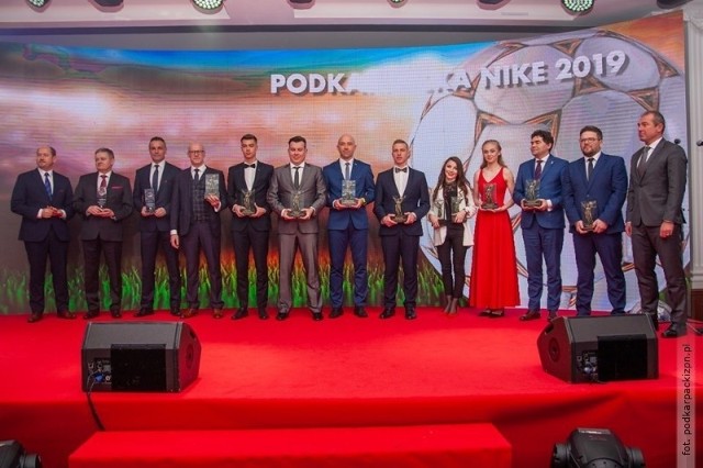 Trzeci z prawej wśród laureatów Gali Podkarpackiej Nike 2019  prezydent Stalowej Woli Lucjusz Nadbereżny