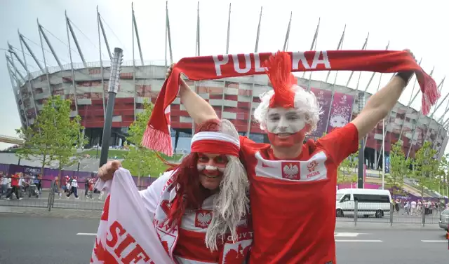 Tak kibicowaliśmy osiem lat temu podczas meczu Polska - Grecja na inaugurację Euro 2012 w WarszawieZobacz kolejne zdjęcia. Przesuwaj zdjęcia w prawo - naciśnij strzałkę lub przycisk NASTĘPNE