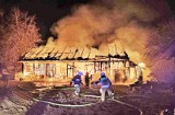 Pożar budynku gospodarczego w Ignatówce gasiło 9 jednostek straży pożarnej. Obiekt spłonął doszczętnie
