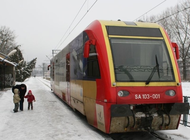 Trakcja elektryczna w pobliżu tarnobrzeskiej stacji kolejowej nie wytrzymała naporu oblodzenia. Poranny szynobus z Rzeszowa nie dojechał do Tarnobrzega, południowy, przybył z 11-minutowym opóźnieniem.