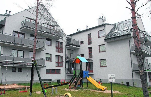 Na Leśnym Osiedlu w Wiśniówce zamieszkane są już cztery segmenty budynków. Obok nich znajdują się place zabaw.