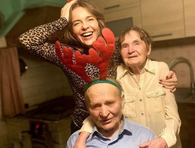 Edyta Herbuś z babcią i dziadkiem - jubilatem