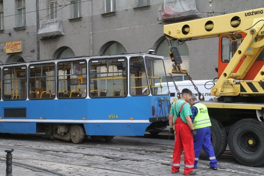 Przy Dworcu Głównym wykoleił się tramwaj  [ZDJĘCIA]