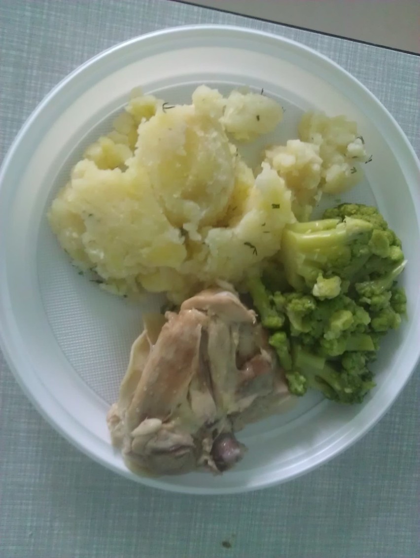Obiad - zimne mięso z niejadalnymi ziemniakami i zimnym...
