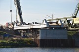 Budowa nowego mostu kolejowego przez Odrę w Opolu. Rozpoczął się montaż pierwszych elementów przeprawy. Zobacz postęp prac